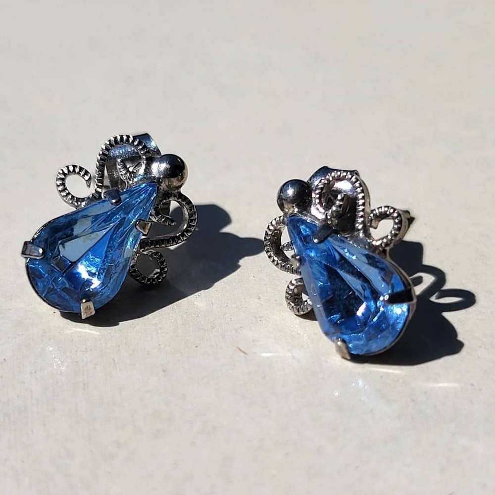 Vintage Silver Tone Blue Glass Teardrop Filigree Stud Earrings Blue